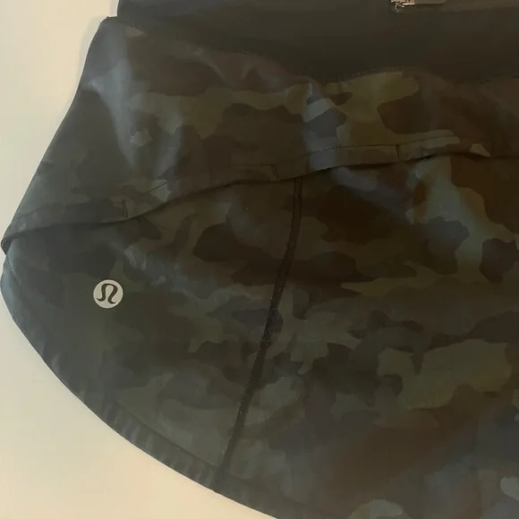 Lululemon— Speed Up MId Rise Lined short 2.5 inches - Picture 4 of 5